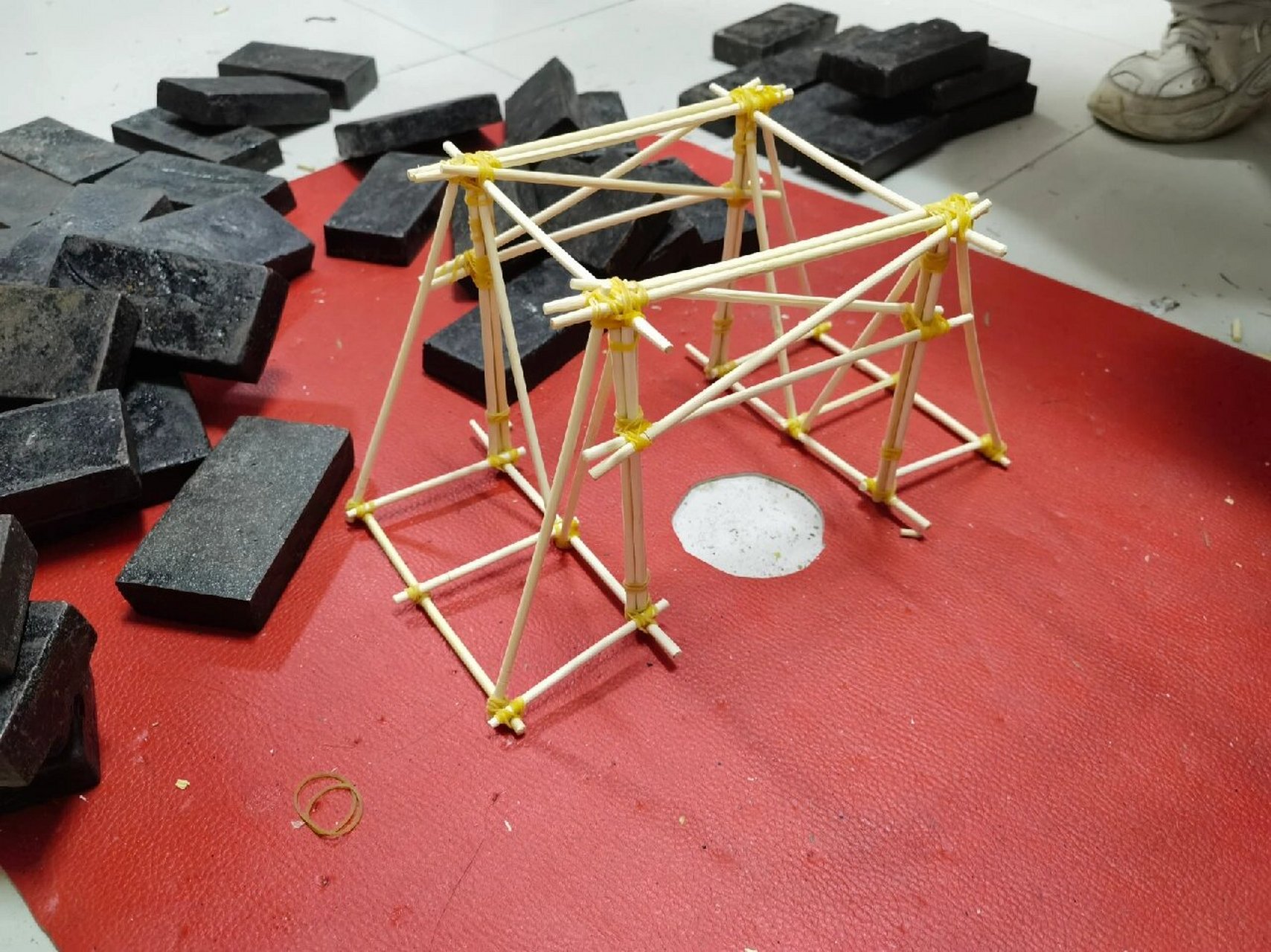 要求桥下贴地可以通过一个10×10×10的方块, 承重越多,桥越轻,得分