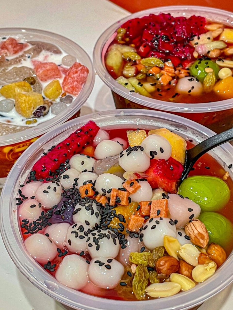 仓万又新开了一家花式冰粉小店! 店里有各种花式冰粉!冰汤圆!