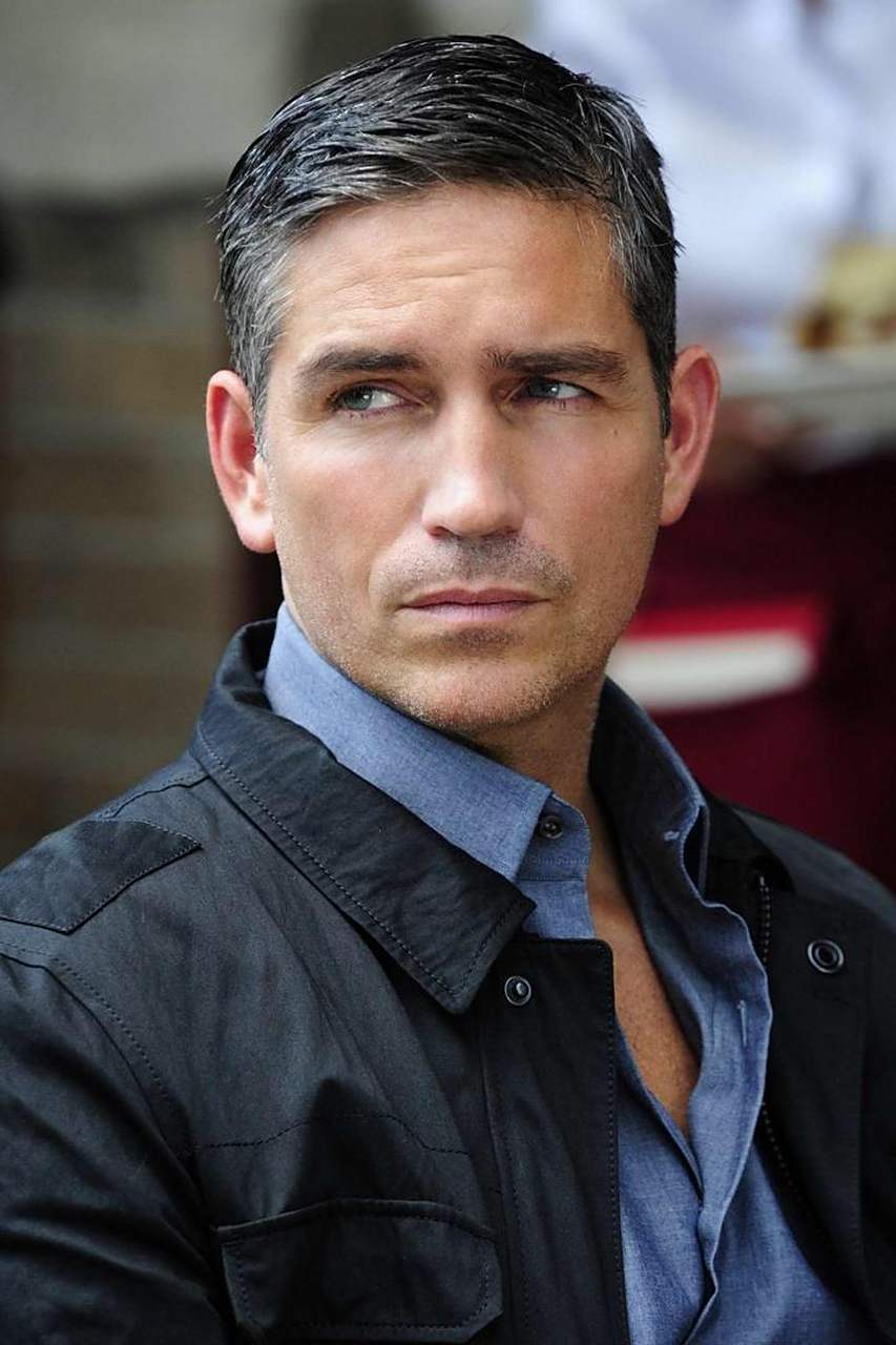 詹姆斯·卡维泽 jim caviezel ,美国男演员,形象确实好看.