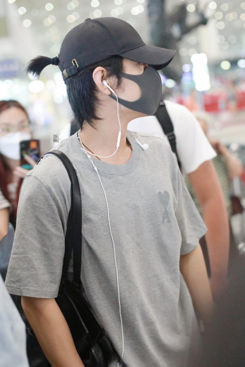 肖战扎了小辫儿#覃头狼尾造型,头发长到可以扎个小辫子了,满满的惊喜