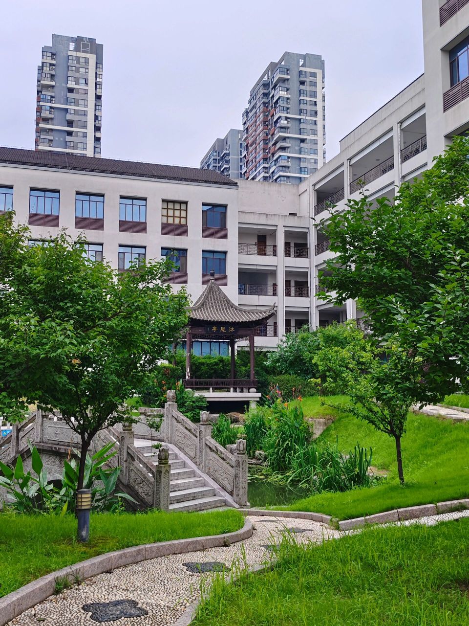 绍兴市第一中学 打卡 本来是来参加高校招生咨询会的,但发现这个中学