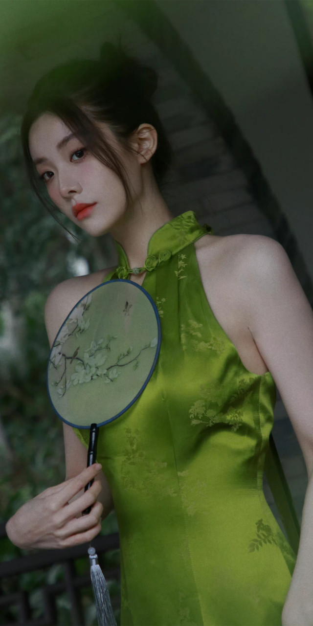 喻言绿色印花旗袍造型大片壁纸组图