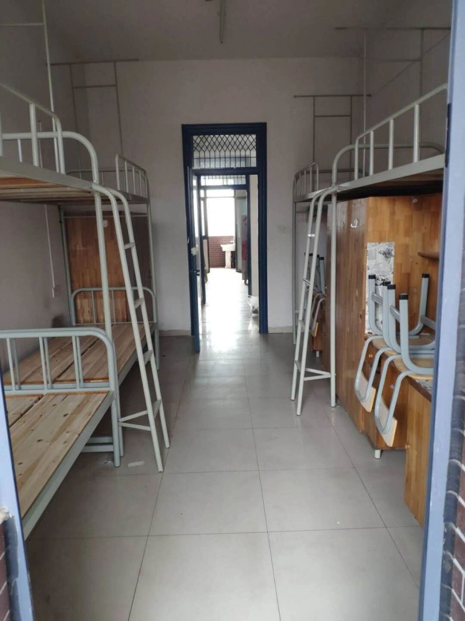 湖南化工职业技术学院宿舍 寝室有上床下桌 有上下床 有独立浴室  有