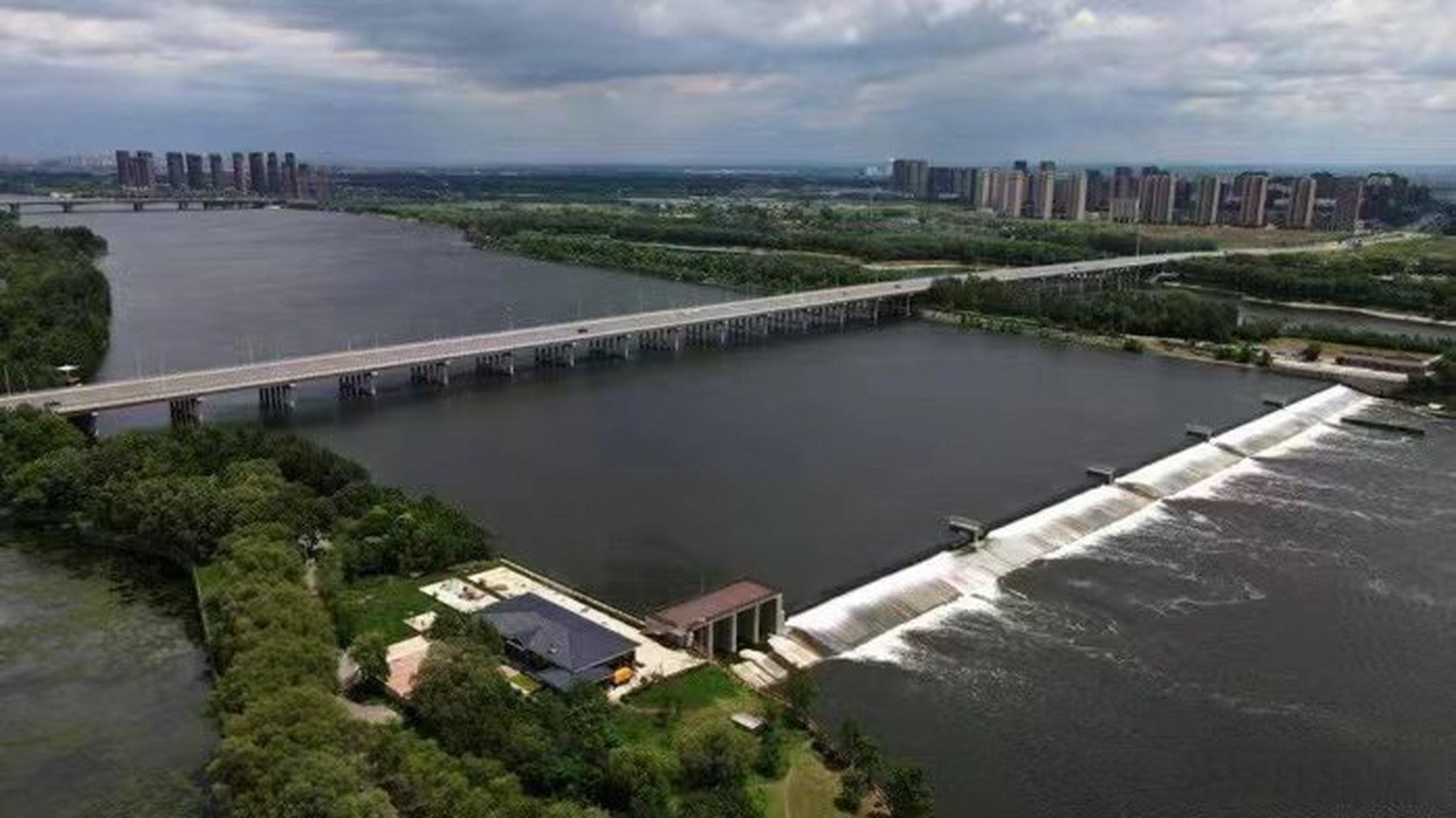 【提升河道行洪调蓄能力,沈阳浑河王家湾橡胶坝改建工程即将完工】