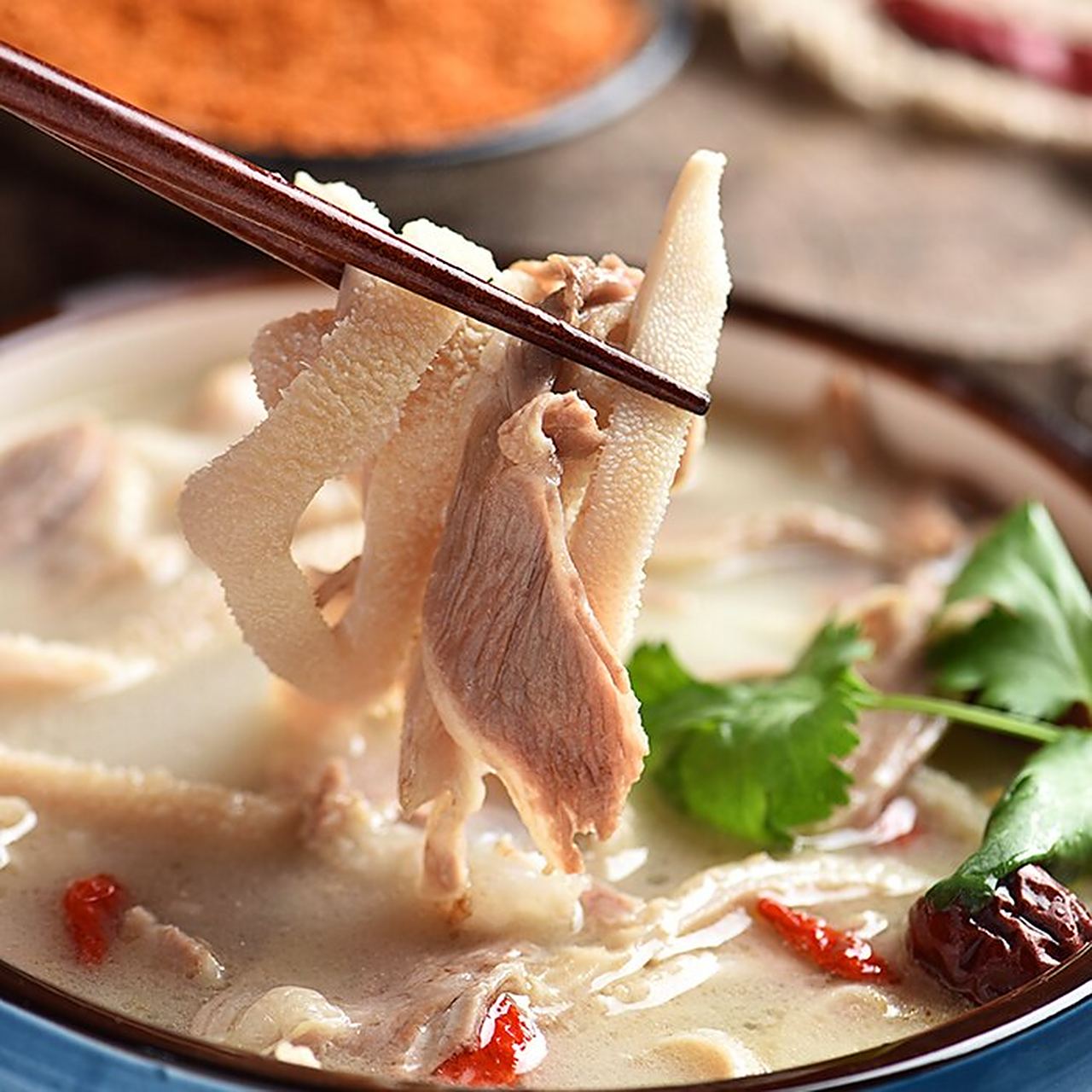 四川省特产 - 简阳羊肉汤 简阳羊肉汤的独特得益于简阳的山羊.