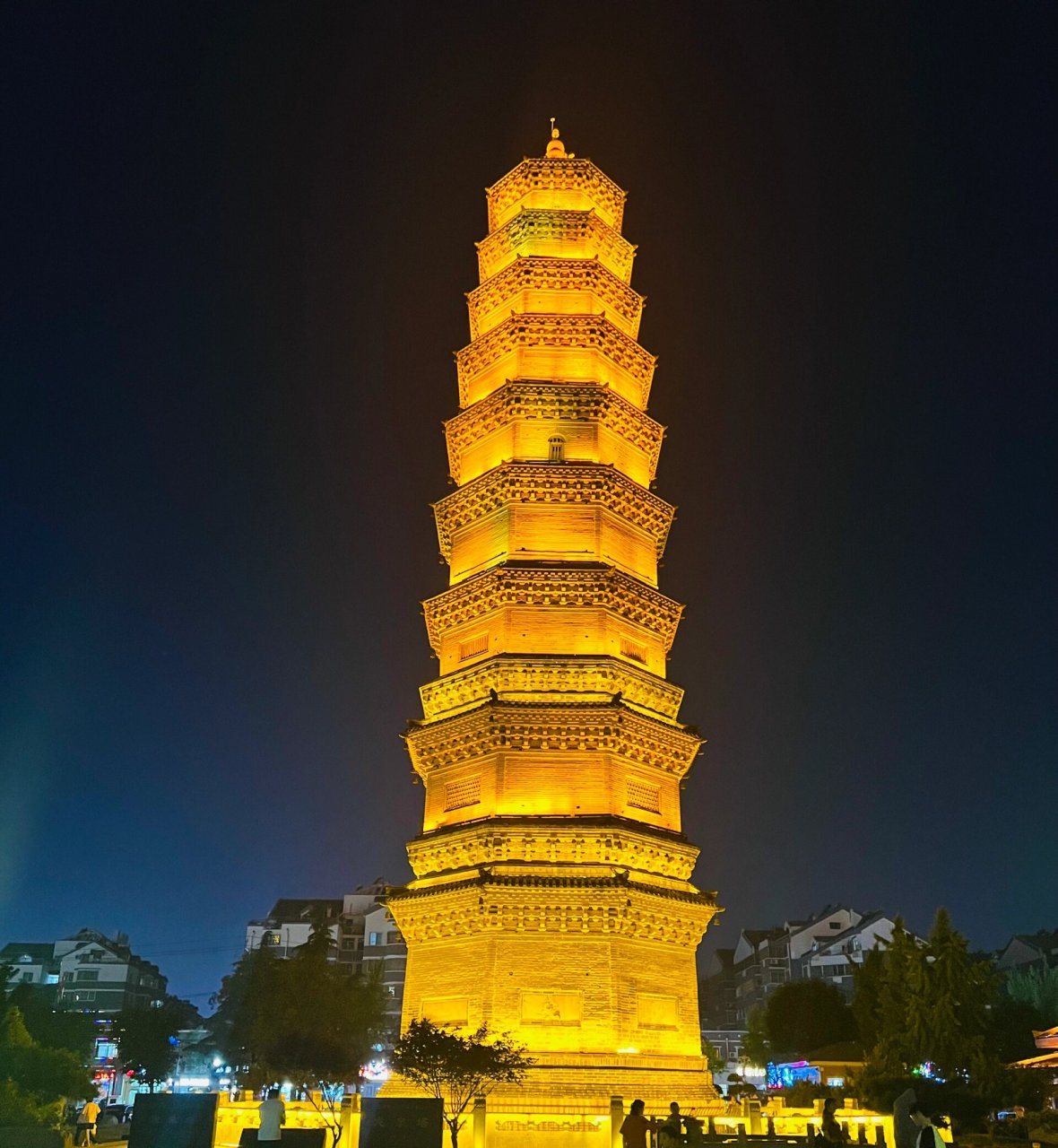 滕州 龙泉广场 晚上的龙泉塔灯光一开也太好看了吧 忍不住合张影[害羞