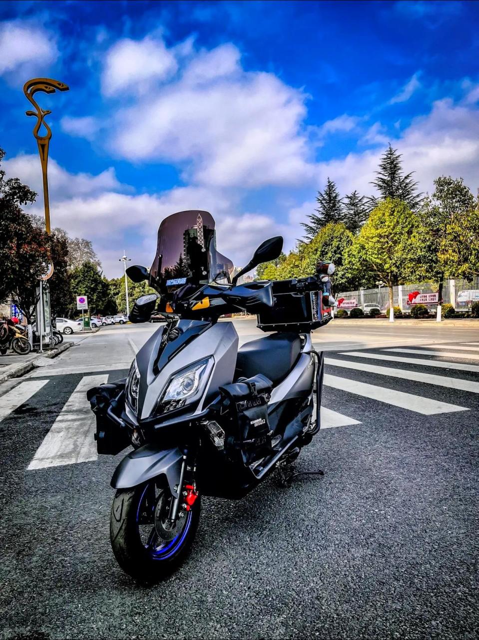 济南铃木uy125踏板摩托车采用富有动感个性的时尚外观,源自铃木超级芯