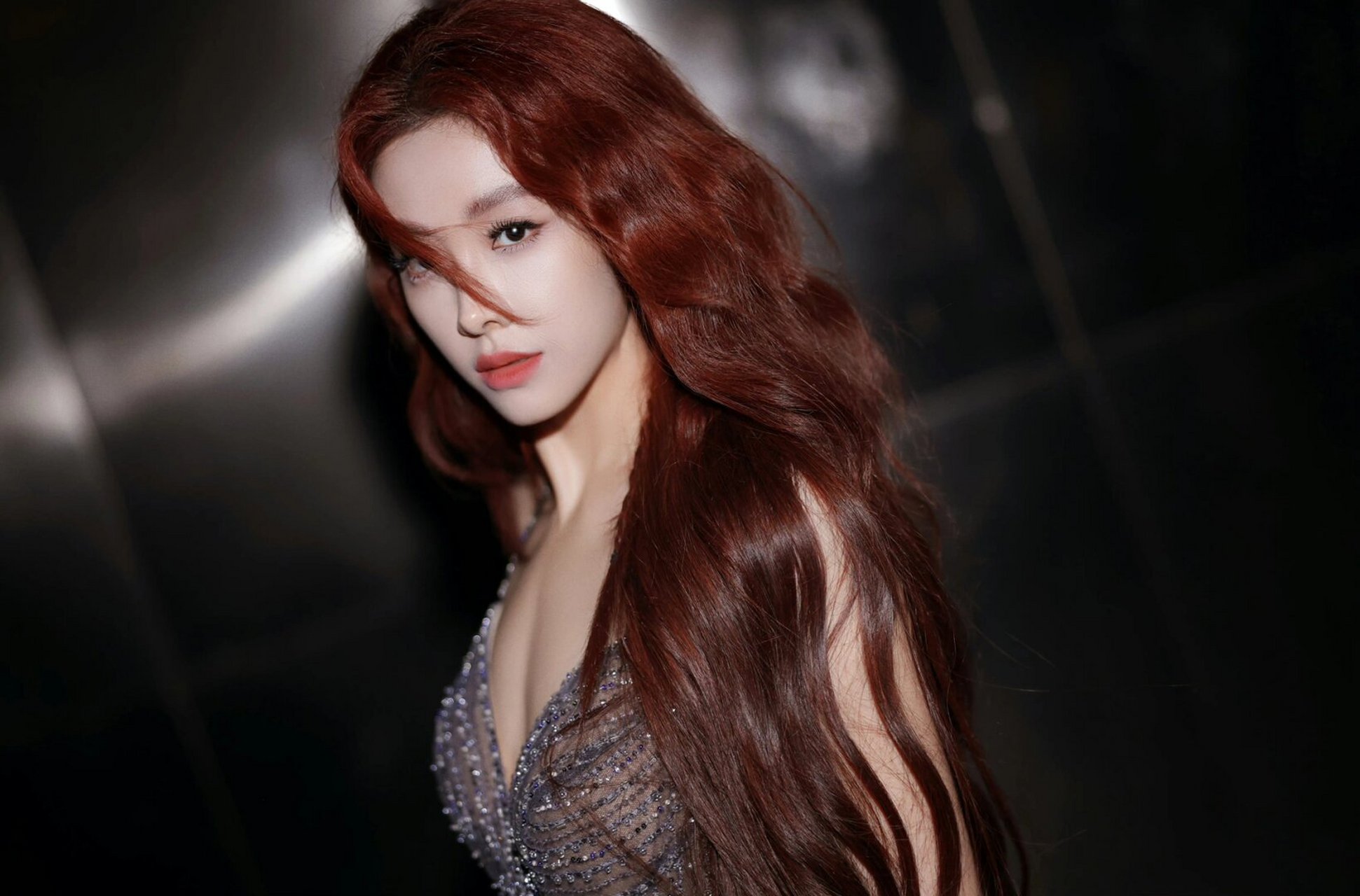 每次都被喻言的红发美到啊,舞台上,红毯上真是头发丝都在散发魅力的