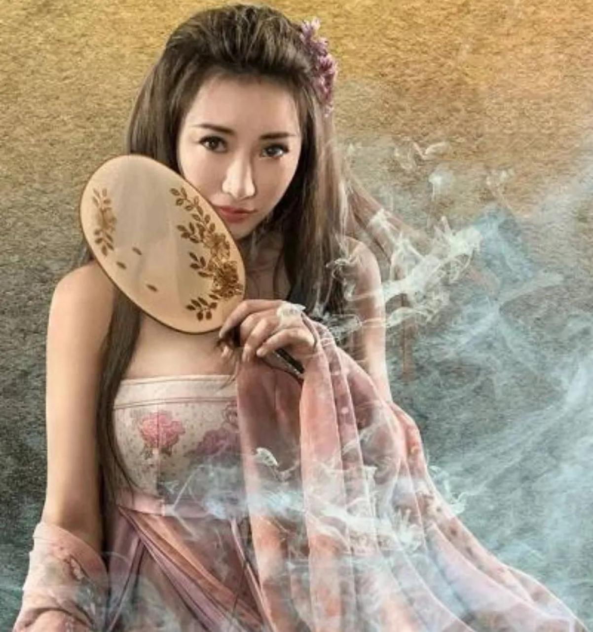 很多人说柳岩只不过是花瓶子,自从奇门遁甲电影出来后,演的花想容