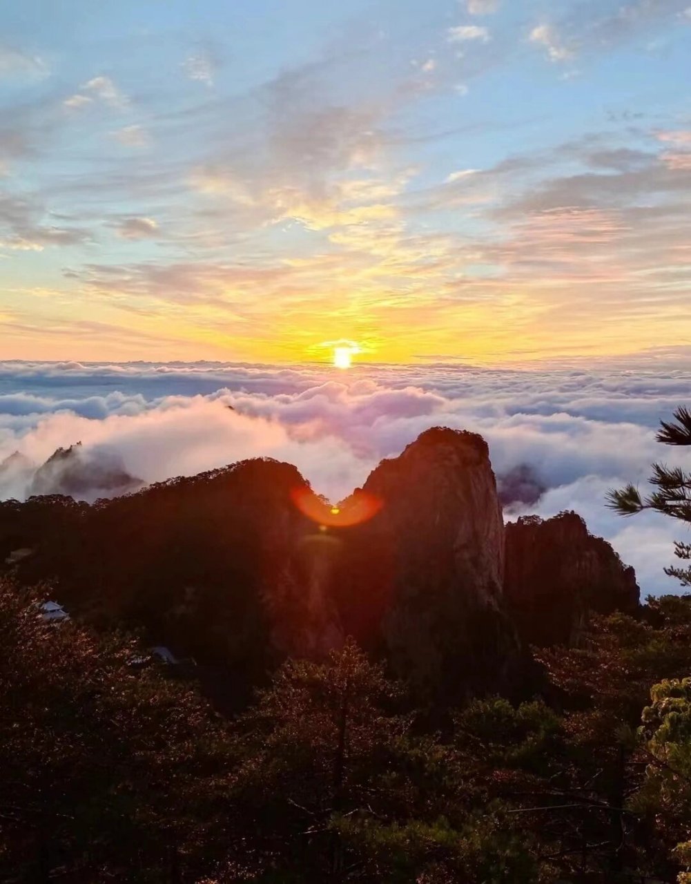 黄山位于中国安徽省黄山市境内,是中国著名的风景名胜区之一.
