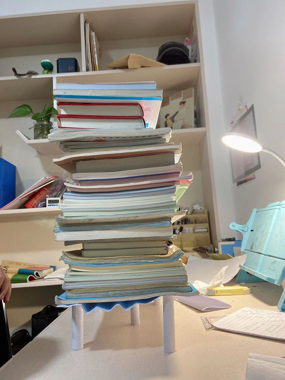 纸桥的承重力超乎你想象 七张a4纸搭起的纸桥,承重力真的超乎我想象