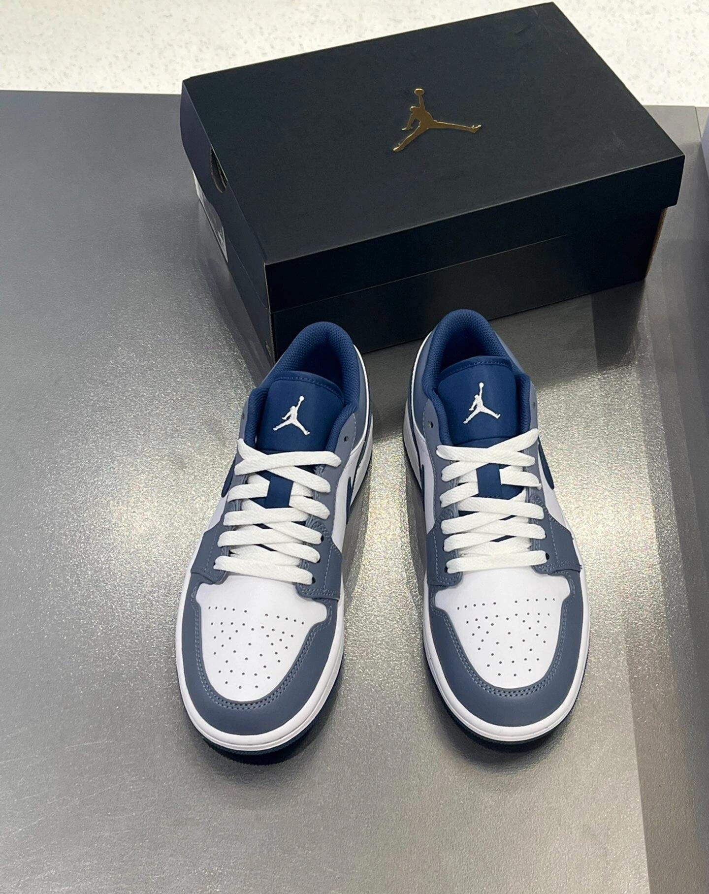 aj1雾霾蓝低帮,这颜值确实很帅啊~ 第一眼看到这双aj1雾霾蓝,就觉得这