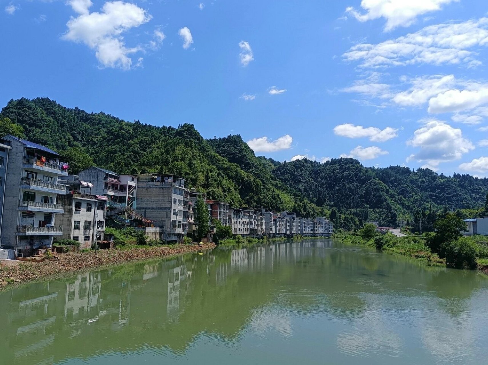 木江坪镇,隶属于湖南省湘西土家族苗族自治州凤凰县,介于东经109°37