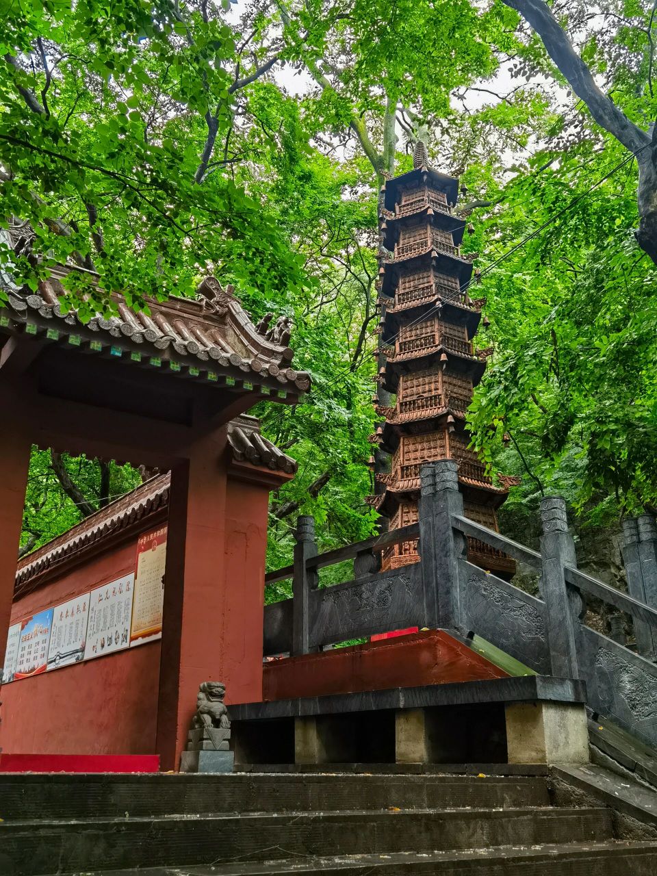 天门寺,位于安徽萧县境内,距离江苏徐州市区37公里,景区内古树参天