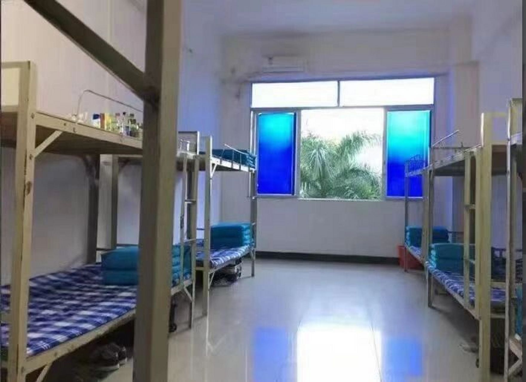 广州地铁安检员(长白班)18周岁以上,男女不限,工资14/小时,月综合4500