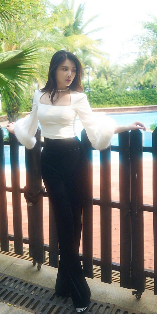 徐冬冬黑色泳装海边随拍壁纸组图