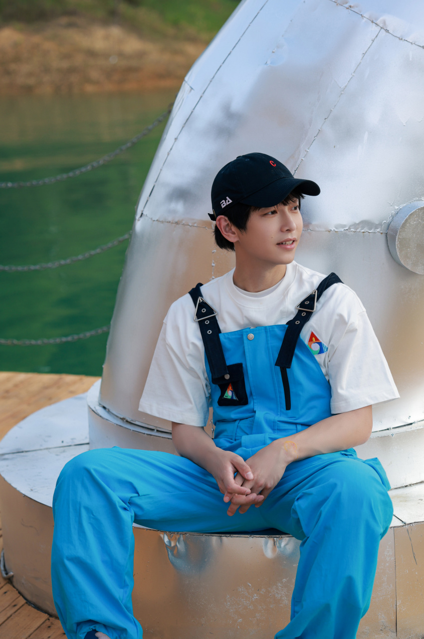 入住星守村,梦回童年.纸飞机要飞到哪里,来看@彭昱畅 如何发挥.