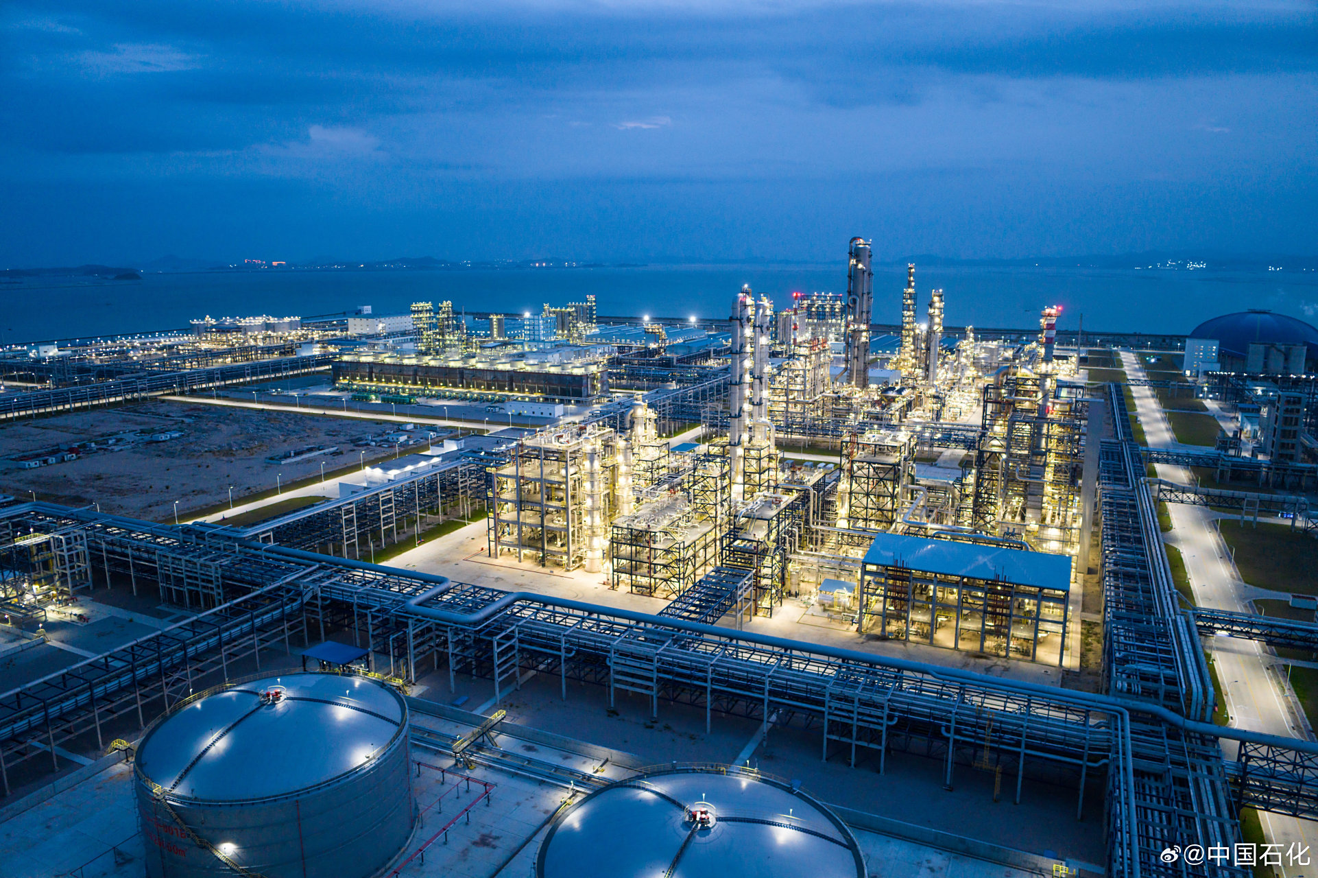 晚安啦,带你看看夜空下的炼化厂![月亮]#为美好生活加油