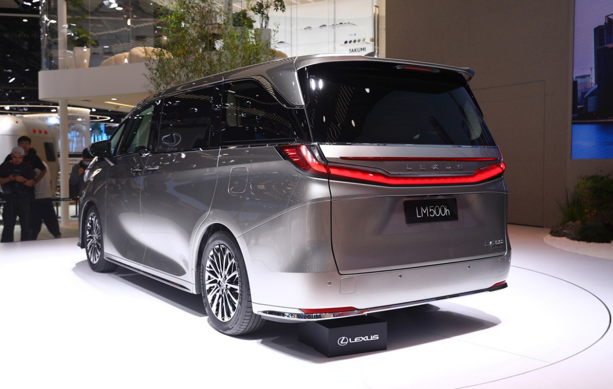 全新一代雷克萨斯lm亮相