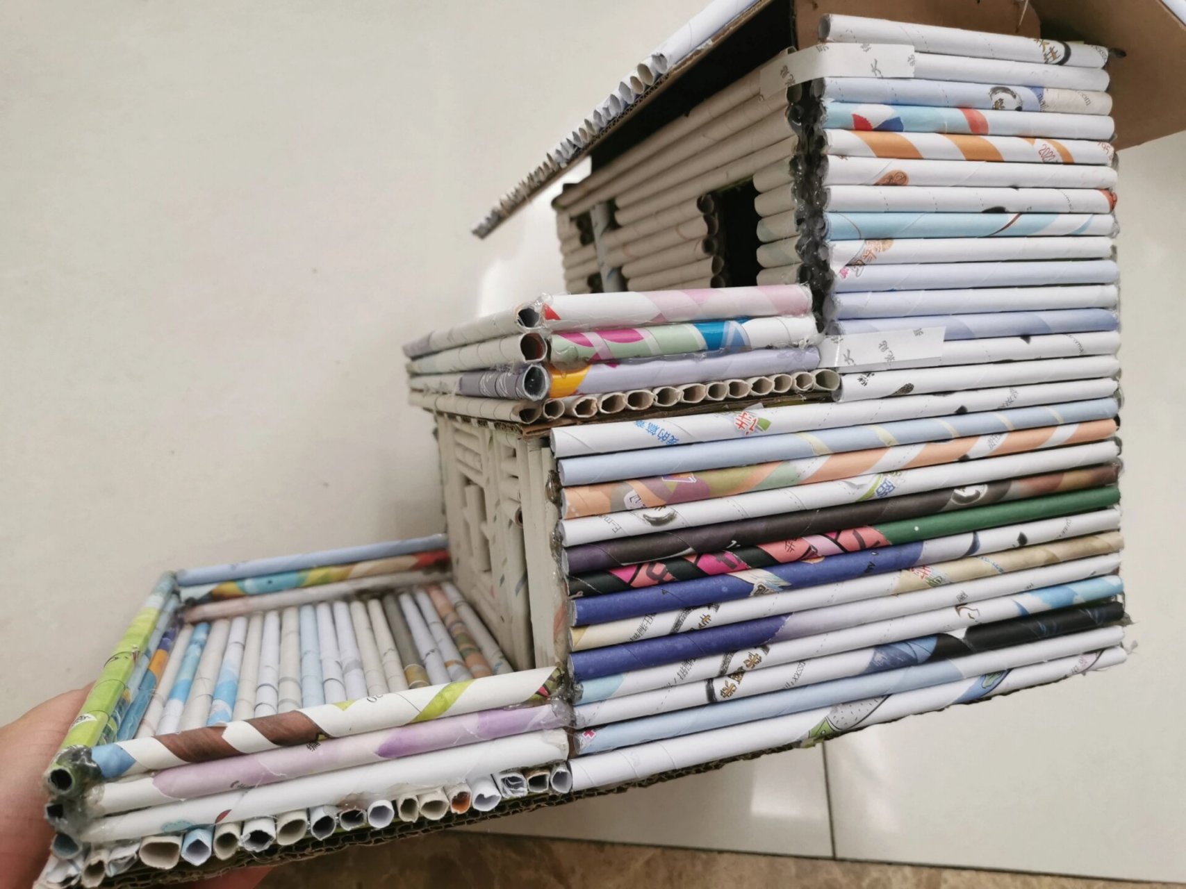 手工报纸卷棒制成的小房子 环保手工,给的启发,用废杂志卷的棒制作的