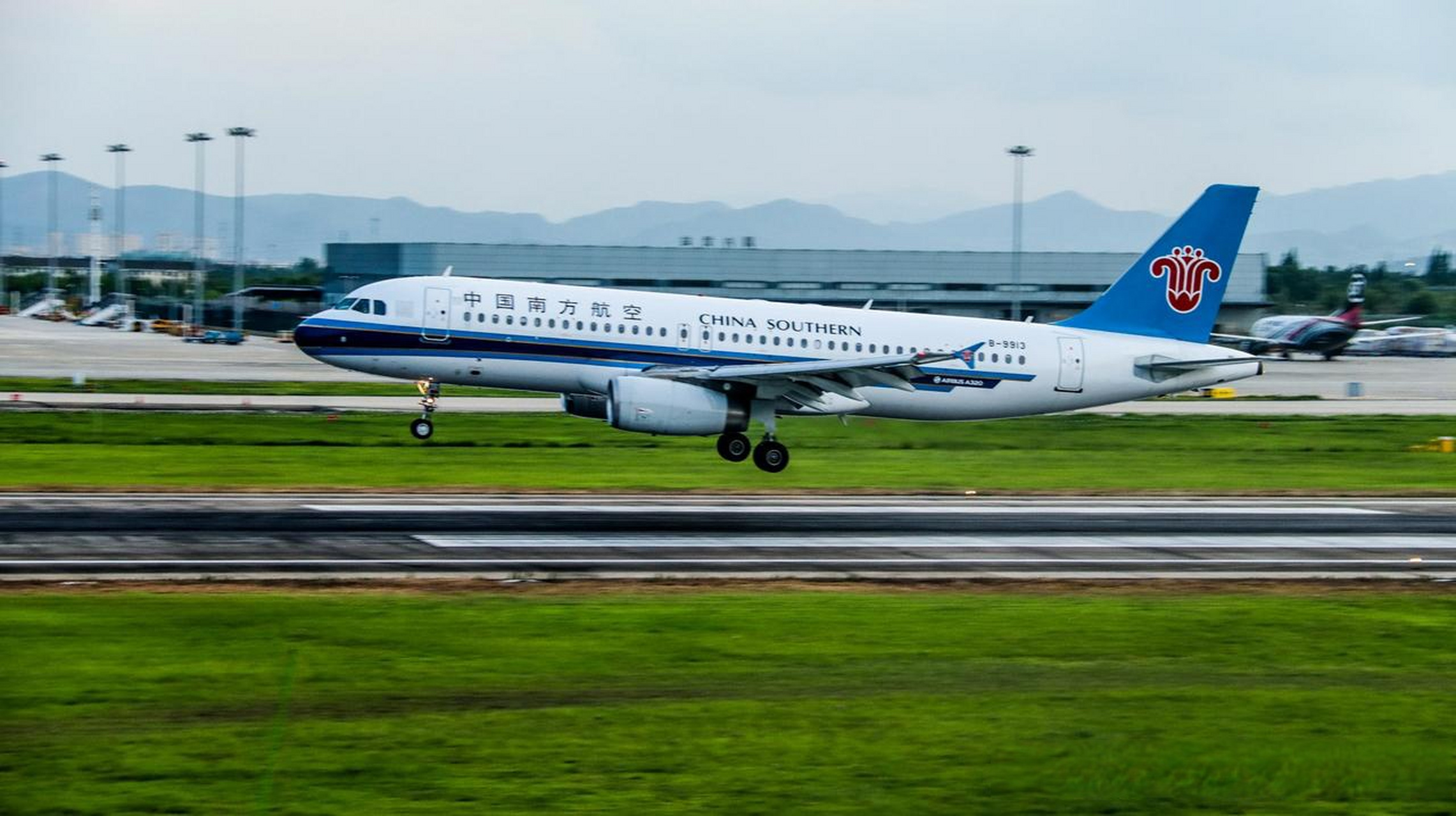 宁波头条 真知新坐标 客机  中国南方航空a320编号b-9913,降落宁波