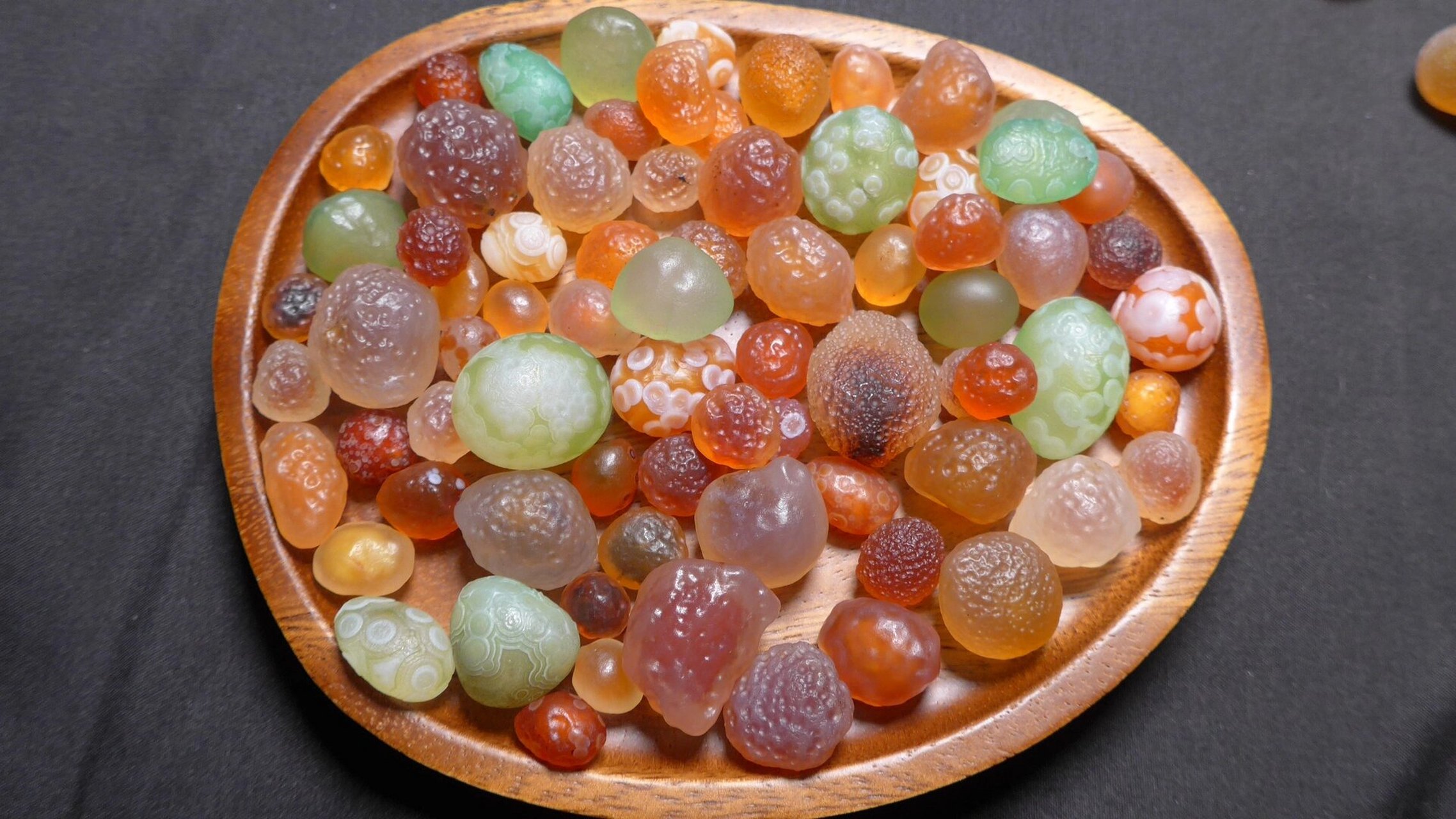 精品阿拉善地表糖心玛瑙 也不全是阿拉善,混有几颗绿糖心玛瑙与花眼