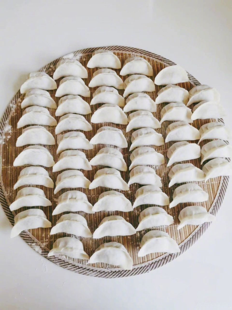 开心地煮着大叶芹馅儿的饺子,正琢磨是配腊八蒜好还是生蒜香,忽然出现