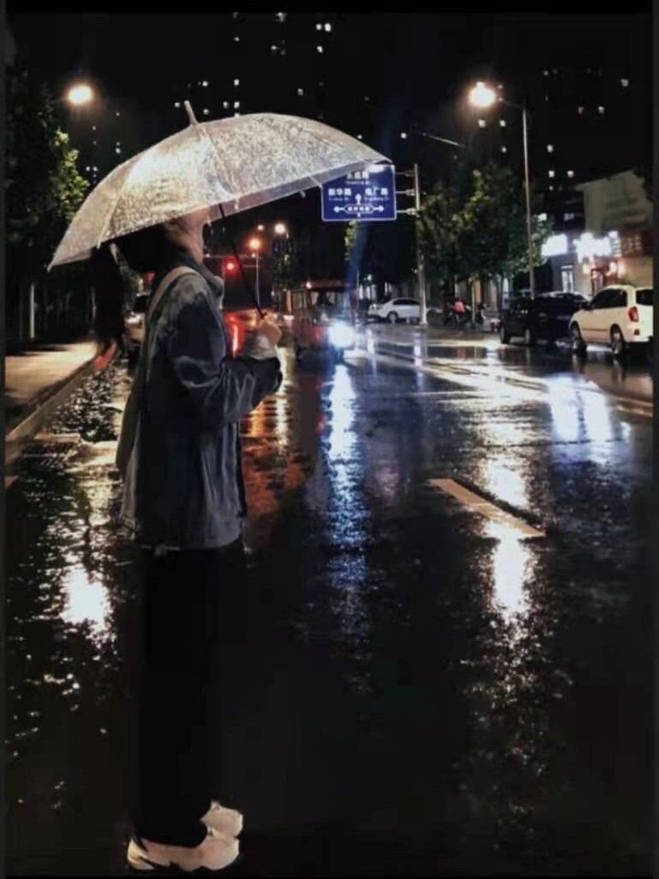 深夜下雨打伞图片图片