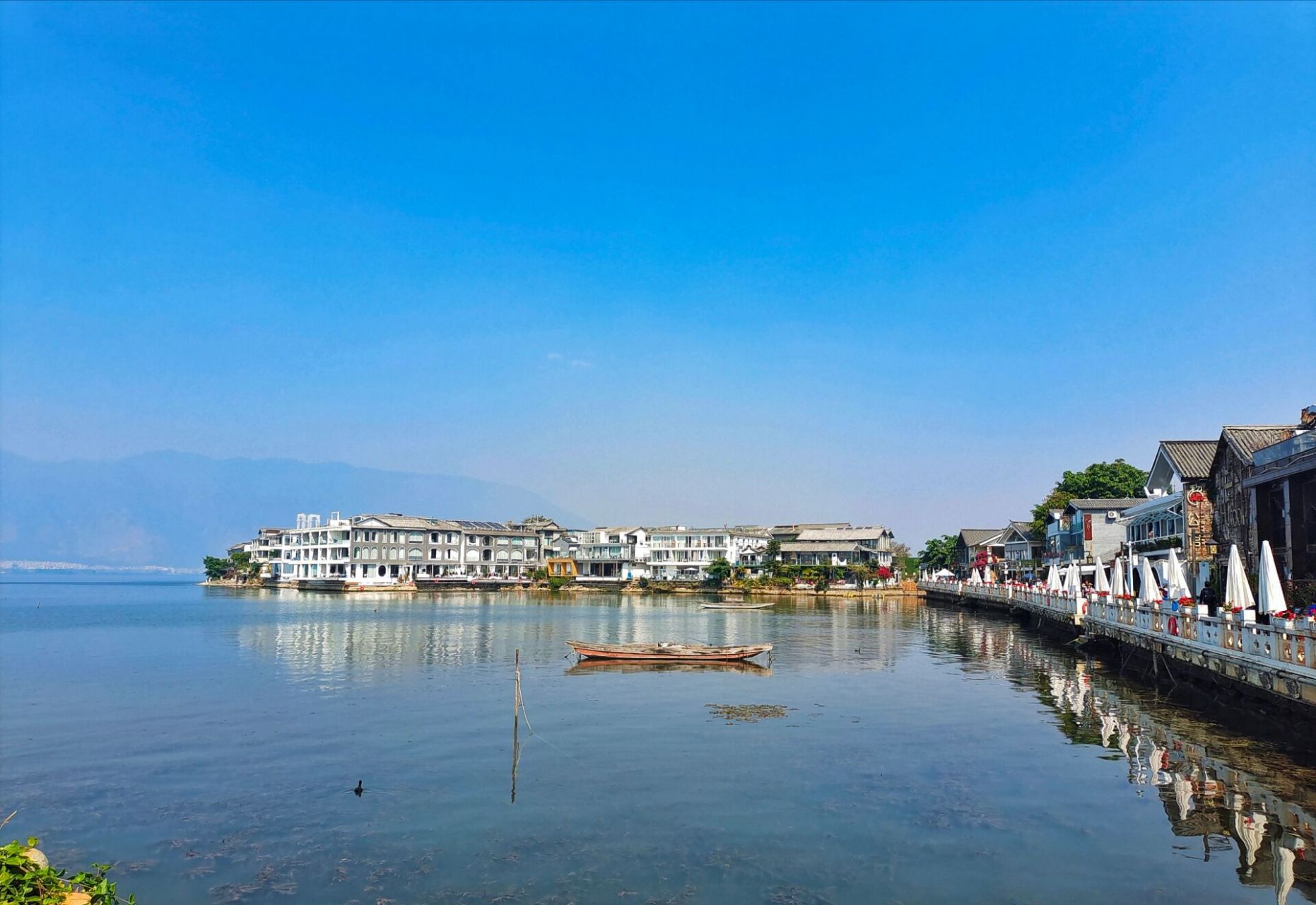 大理双廊古镇/南诏风情岛 双廊古镇很长的一条宽街道里面只能步行 走