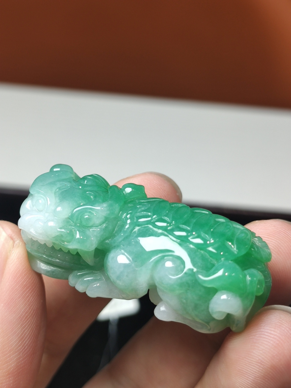 霸王貔貅头横身正,头部和身体呈九十度角,为"回头"造型,头横代表人无