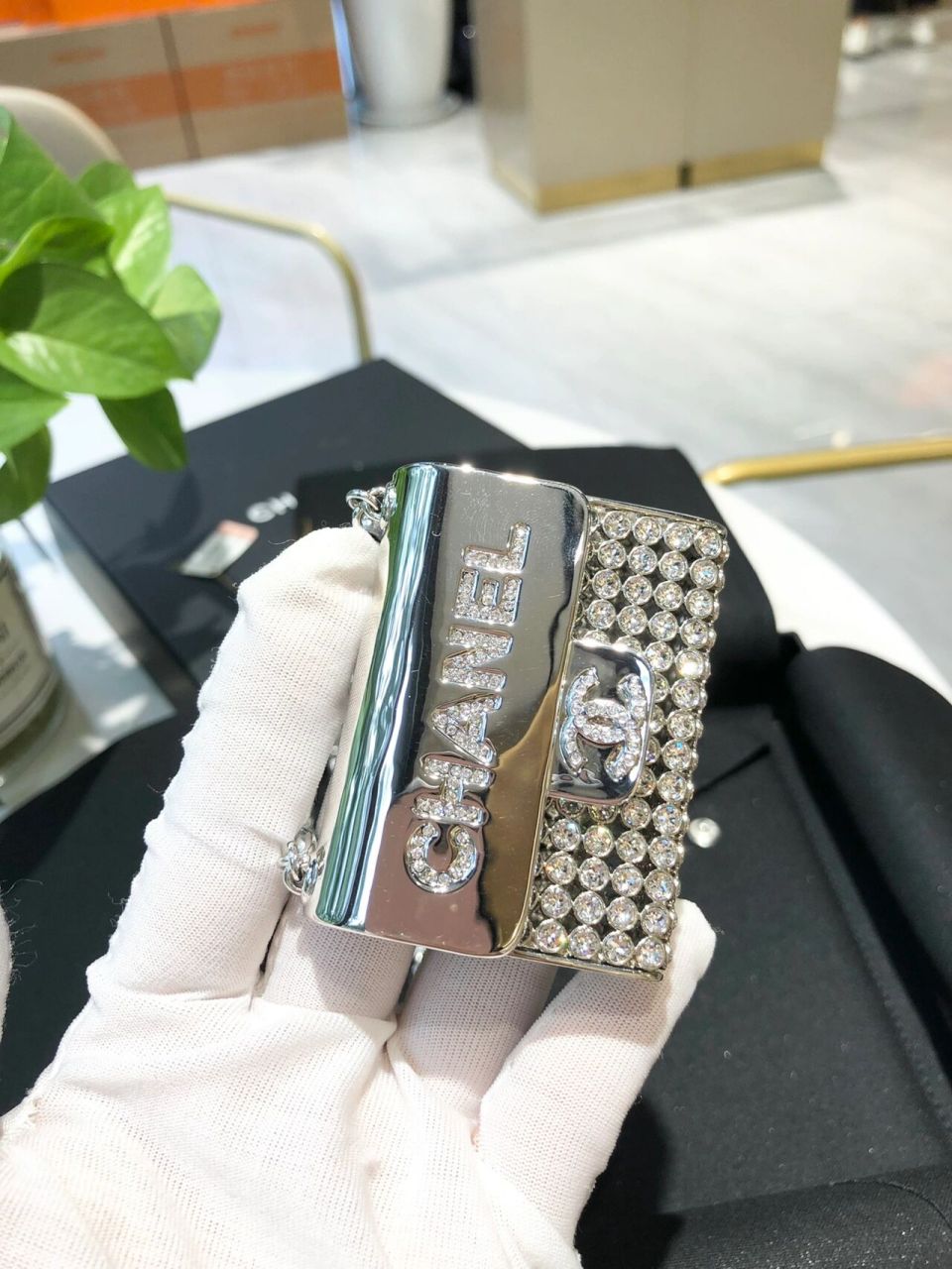 chanel 香奈儿金属镶钻耳机包 这里1w  可爱到爆的一款耳机盒,全网都