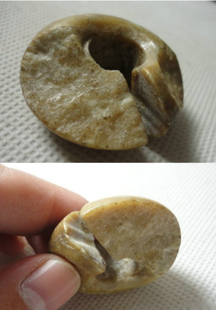 古玉居珍藏# 从侧边线切割的红山文化玉玦相对来讲比较少,这件缺空è