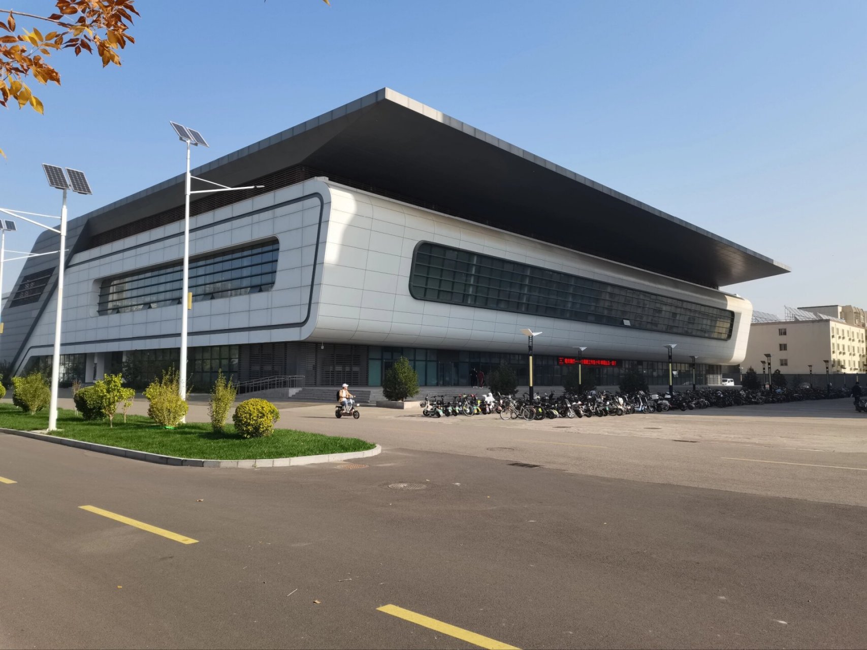 华北科技学院 进入学校满满的科技感,不仅教室门口有全天课程预告