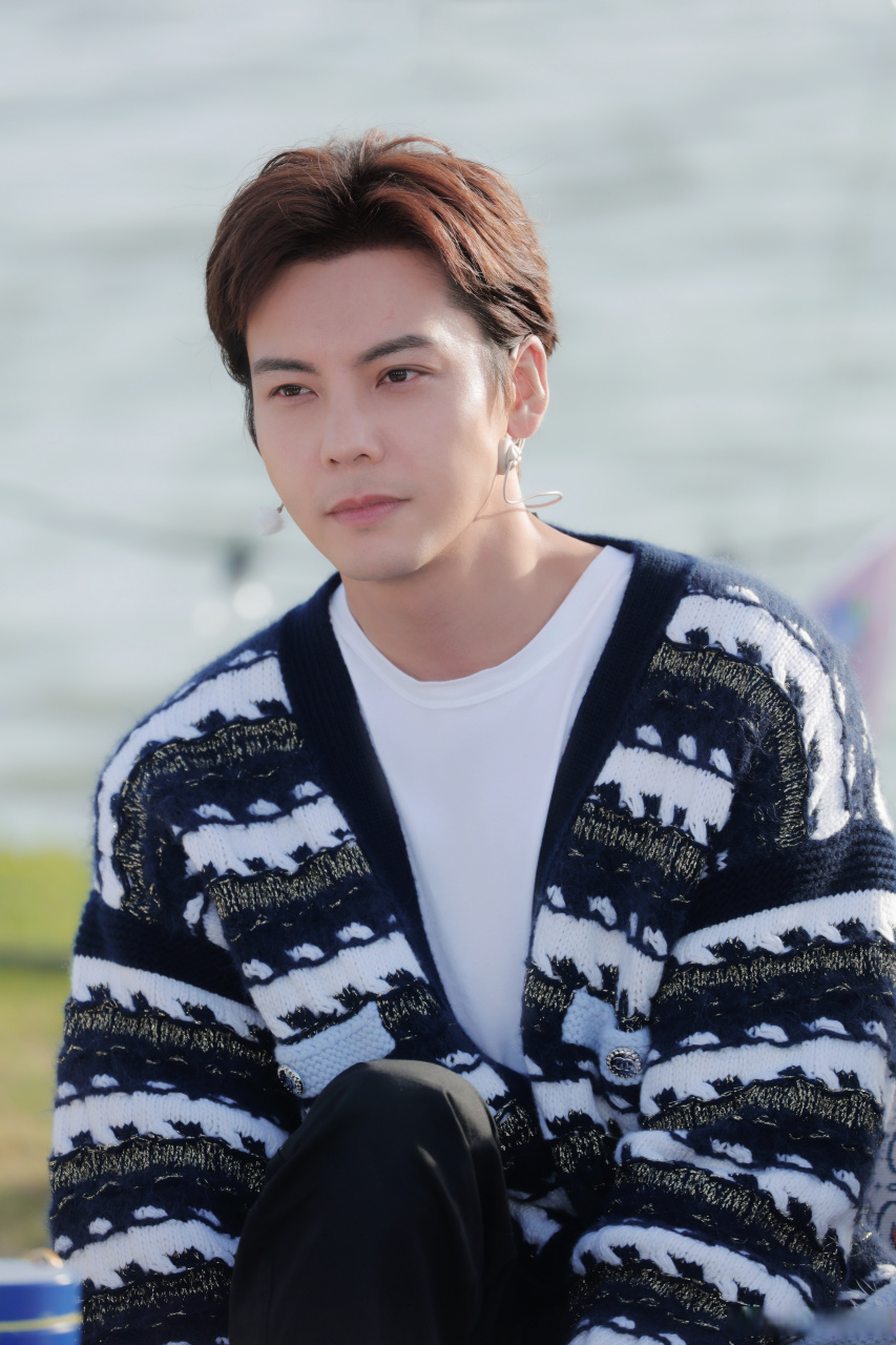 陈伟霆和徐志胜比赛在船上撕吧