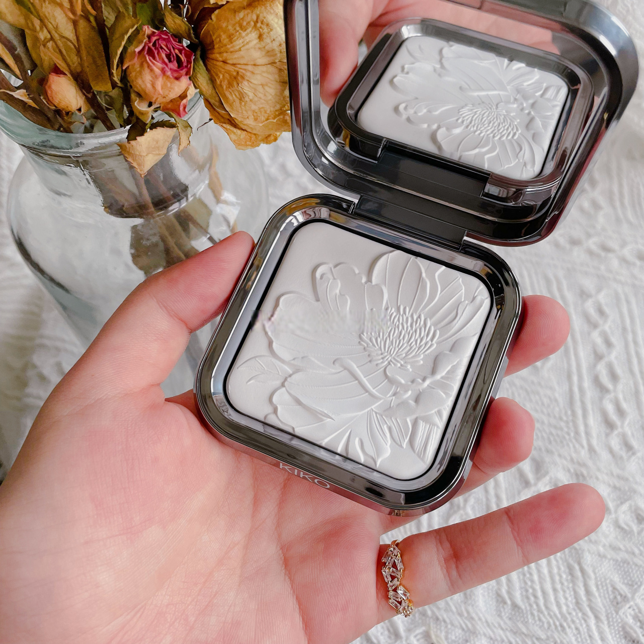 我的心机小粉饼9599 就是kiko的这块水莲花蜜粉饼 夏天用它定妆