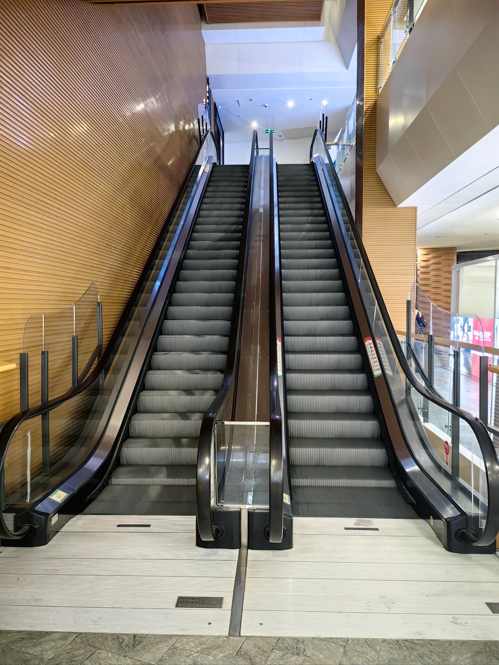 服务于商场的巨人通力自动扶梯 走进砂之船奥特莱斯,看到了我们的巨人