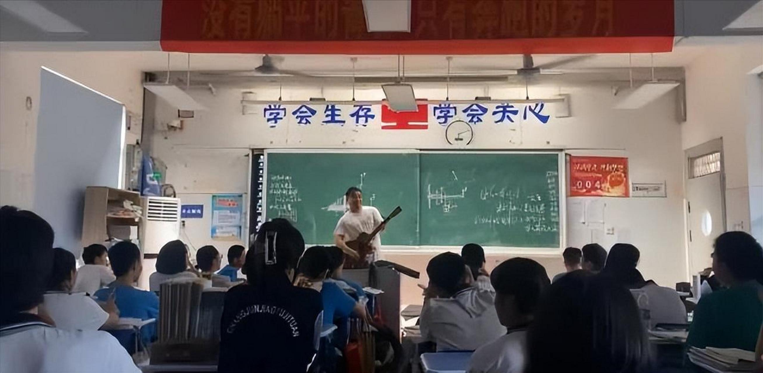 【初三最后一课老师弹吉他为学生鼓劲:希望同学们考出优异的成绩】6月