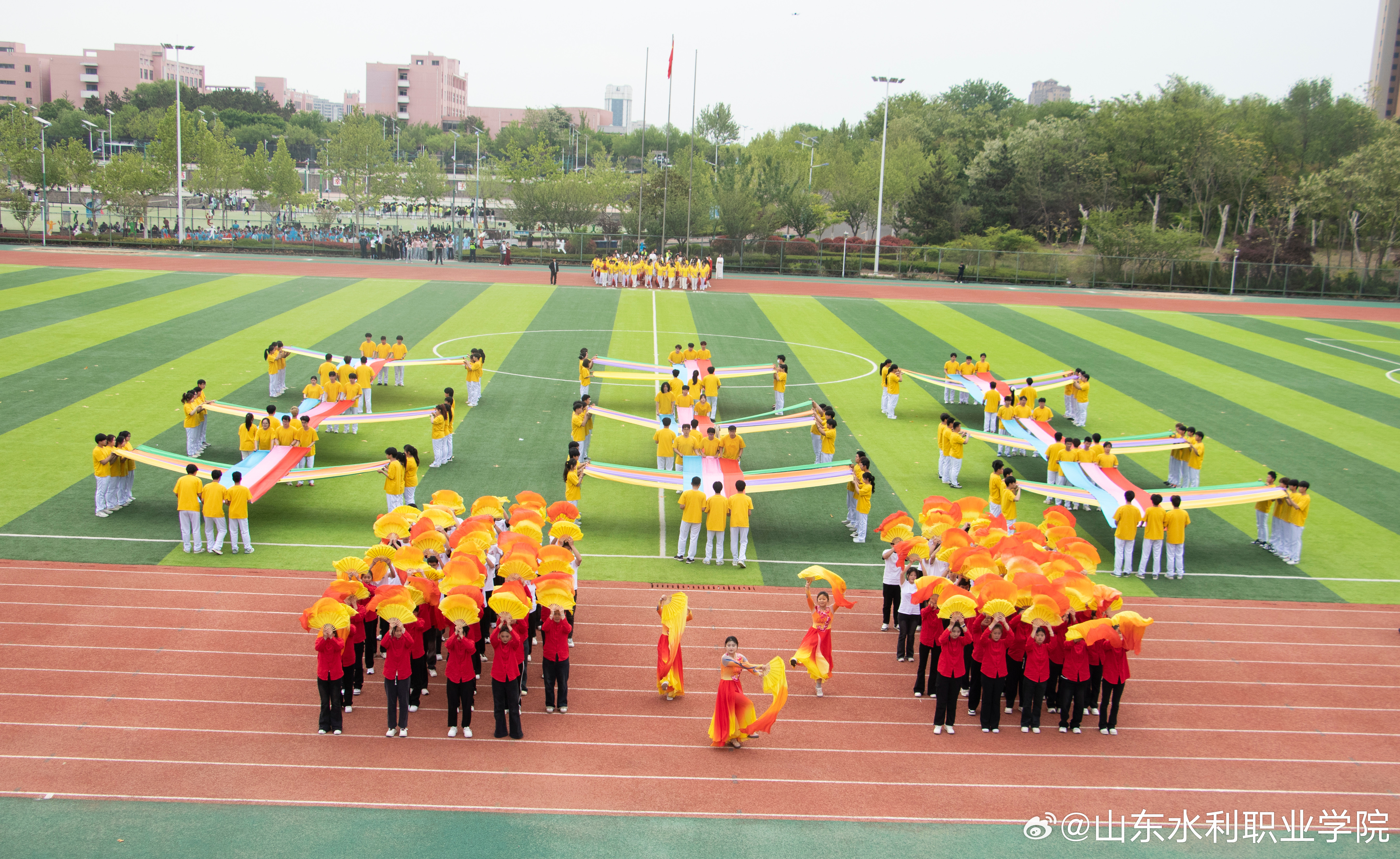 团体操动作铿锵,展现超强凝聚力;志愿者身影穿梭,护