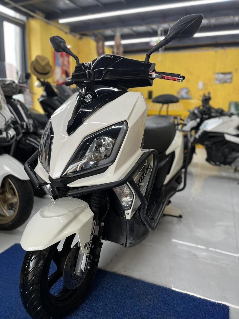 125小踏板,2020年上牌,保险手续齐全,行驶一万一千公里,加装全车护杠