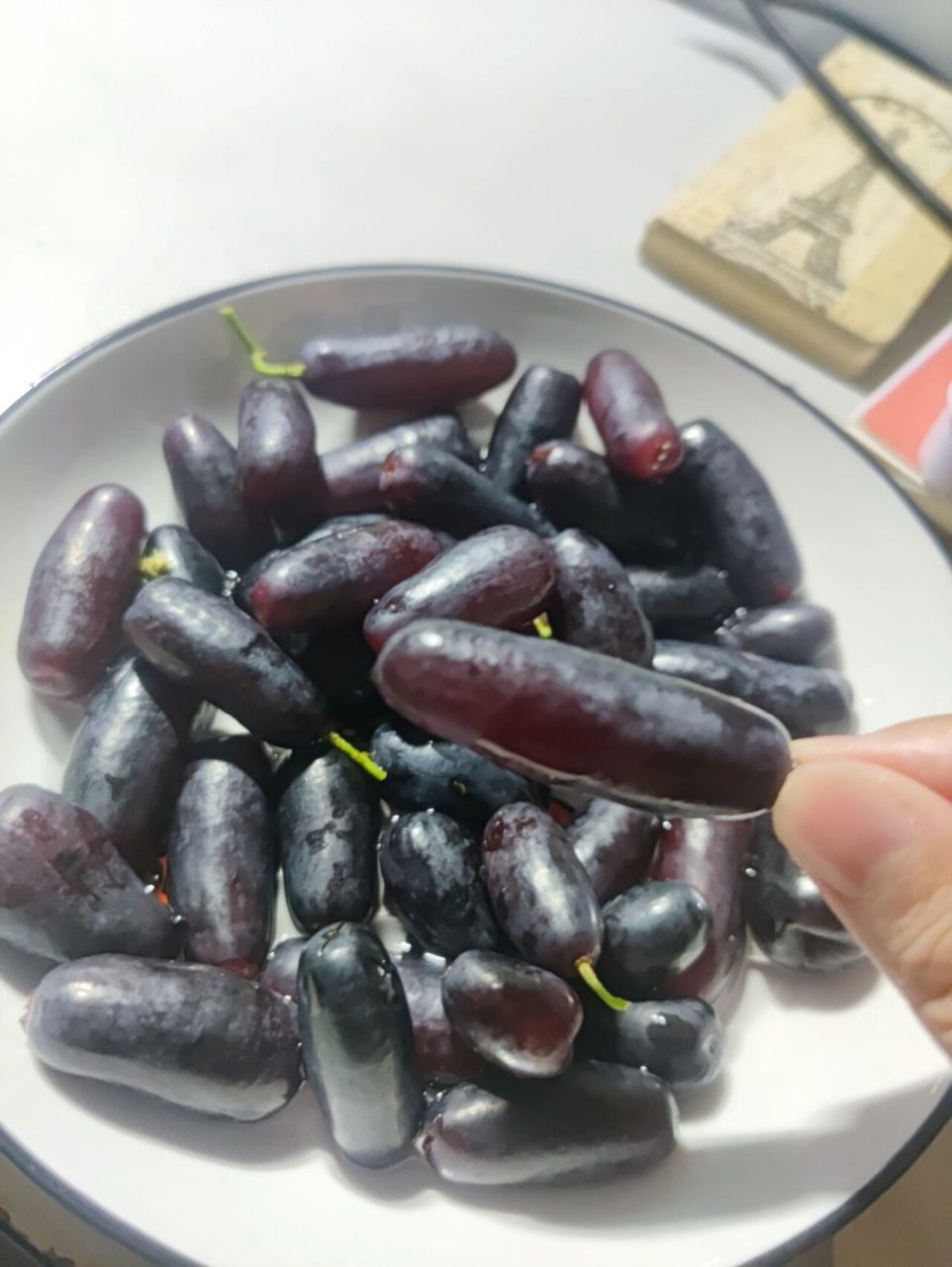 第一次吃长条形的葡萄 可能是我孤陋寡闻了,真是第一次这么长的长条