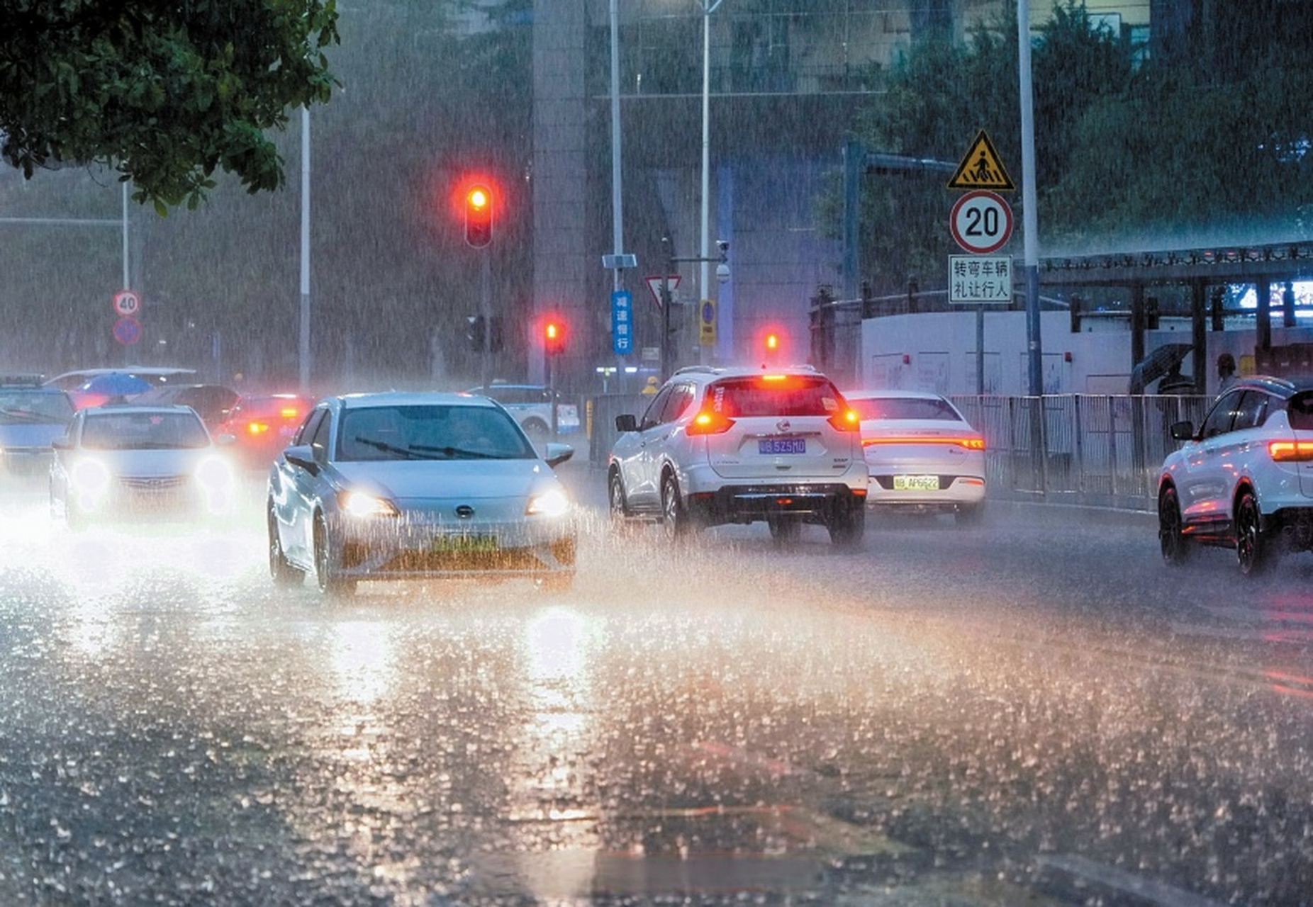 【深圳"龙舟水"为什么这么猛】 5月23日凌晨全市打雷下雨 宝安更是在1