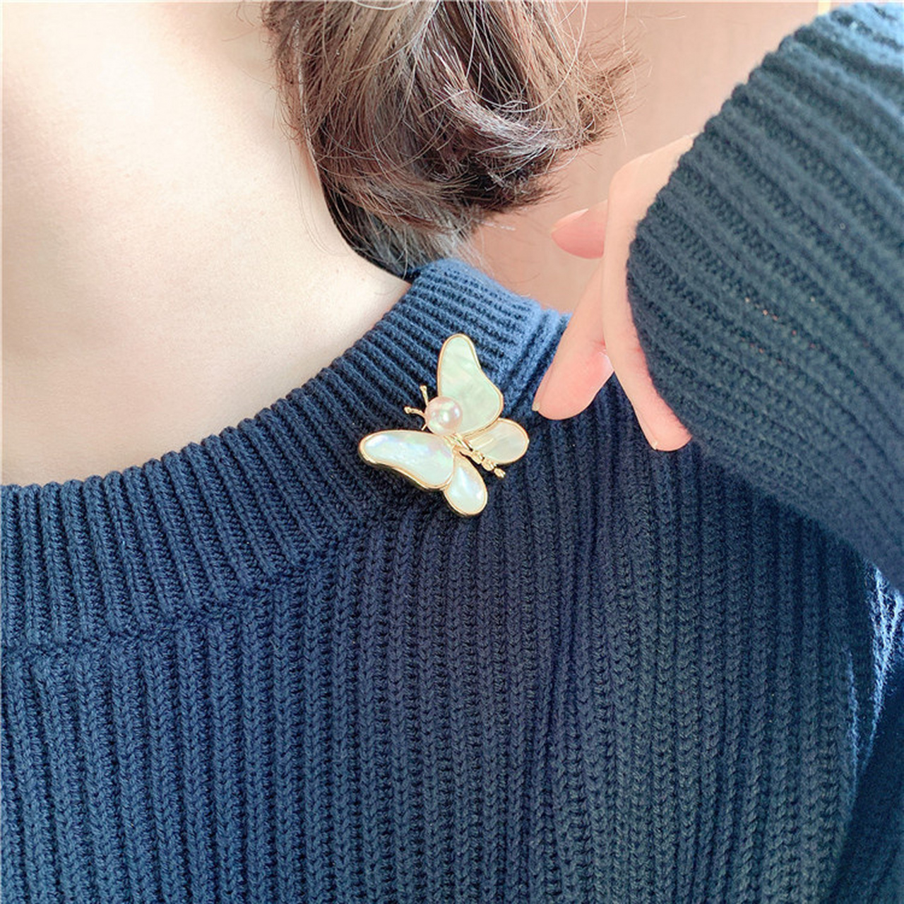 大家胸针一般都是佩戴在衣服的那个位置? 西装大衣的领子上?