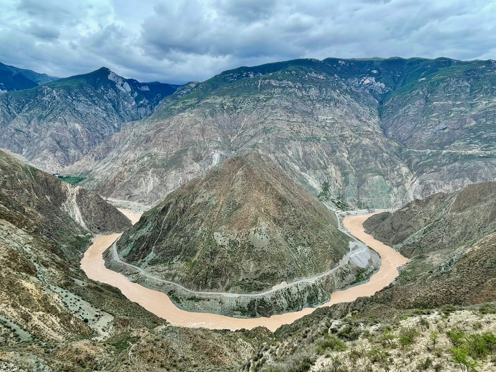 金沙江大拐弯 亲见Ω,相机拍不出的震撼,大自然太神奇.