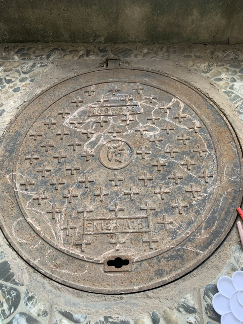 简笔画实用之井盖变形记 还好没放弃,找了个简笔画小鲤鱼在院子里的