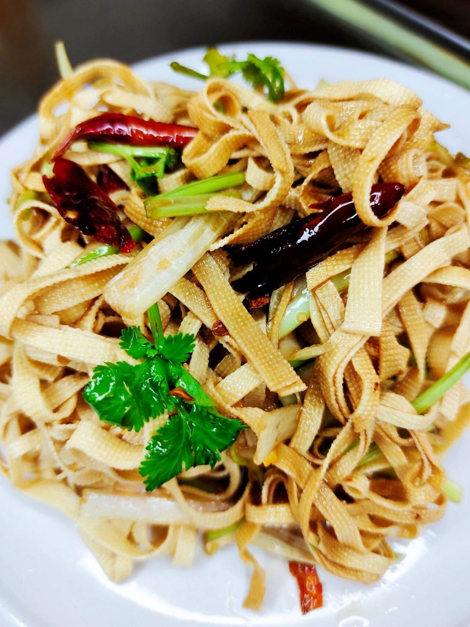 家常凉菜炝拌干豆腐丝清香爽口好滋味 炝拌干豆腐丝是东北的经典凉拌