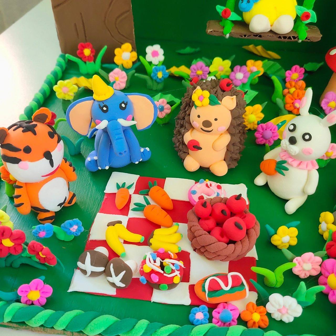 幼儿园森林主题超轻粘土场景作品 主题:奇妙的森林98 使用材料:各种