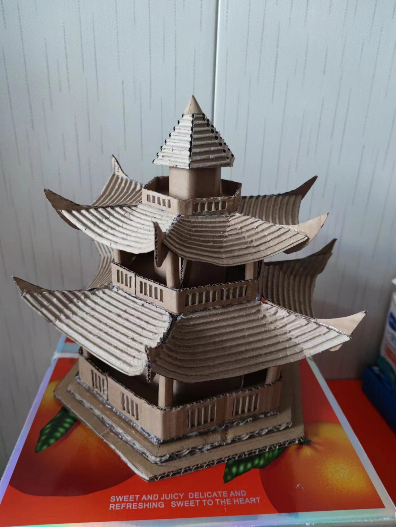 纯手工作品,旧纸箱改做六角凉亭,变废为宝