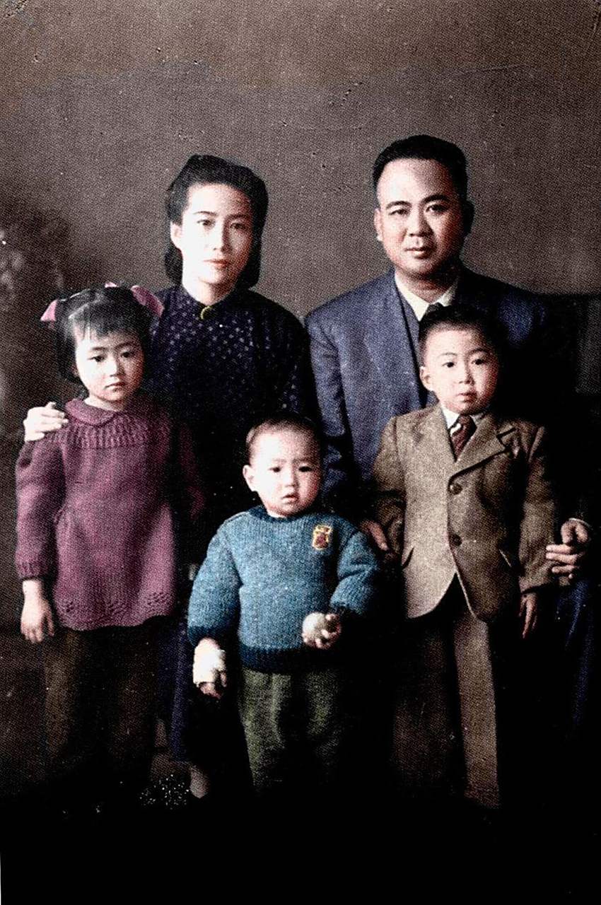 1946年,李友邦,严秀峰夫妇与其3名子女于台湾合拍一张全家福照,这3名