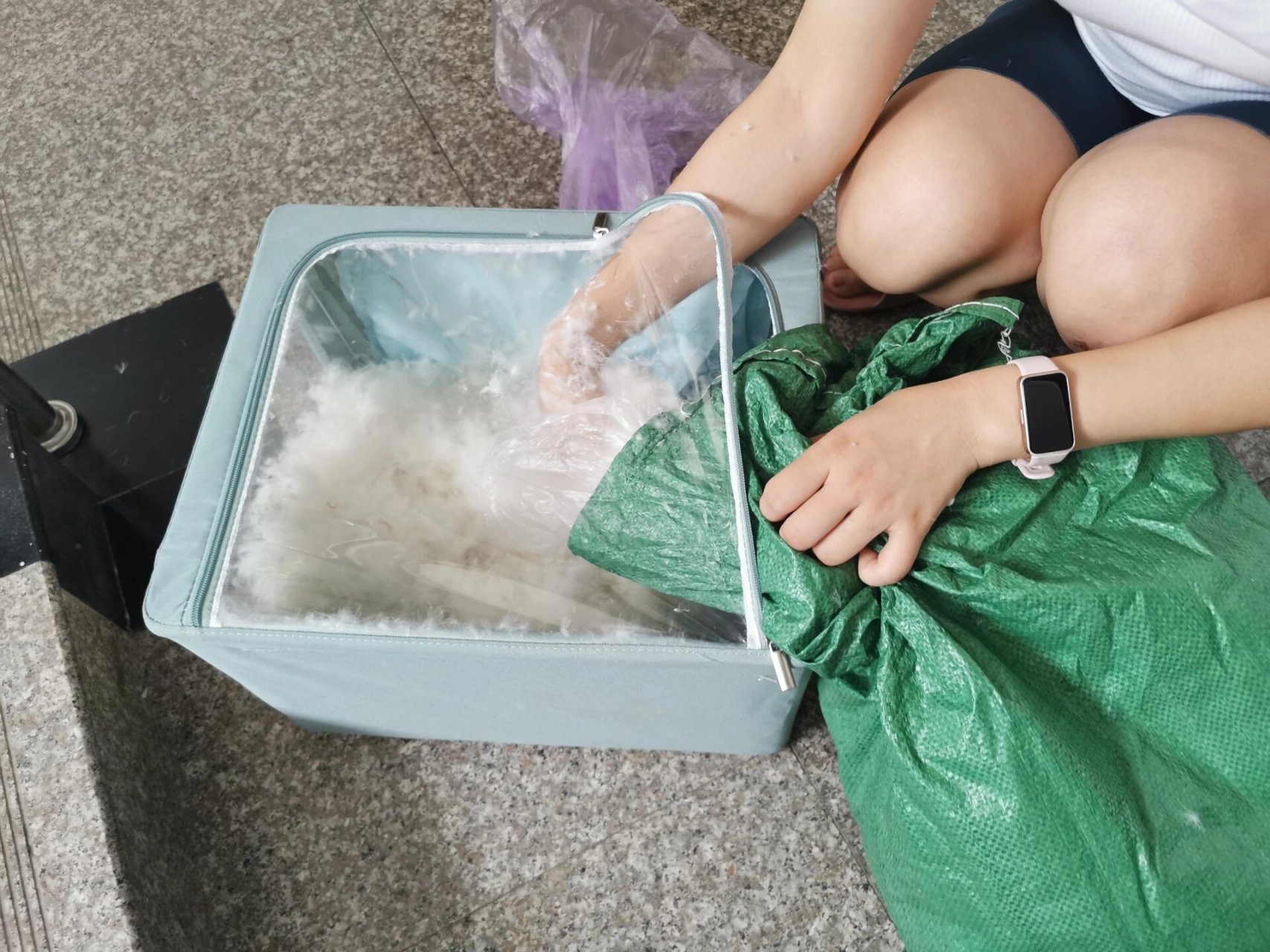 自制手动充绒神器 准备材料:一个两开的透明收纳箱,一根木棍,一个普通