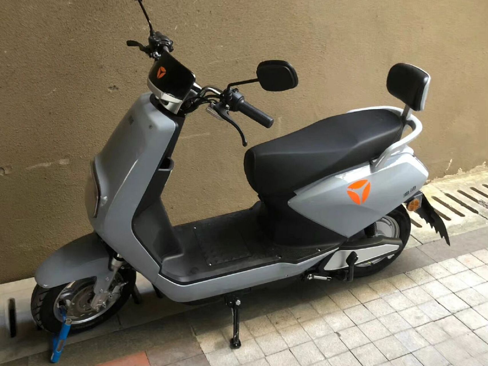 雅迪电动车 我骑了好多年的小雅迪总算换成大的啦陪我上下学 嘻嘻  真